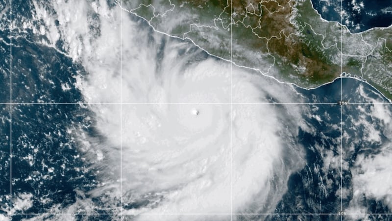 Esta fotografía, proporcionada por la NOAA, muestra al huracán Polo intensificándose en el...