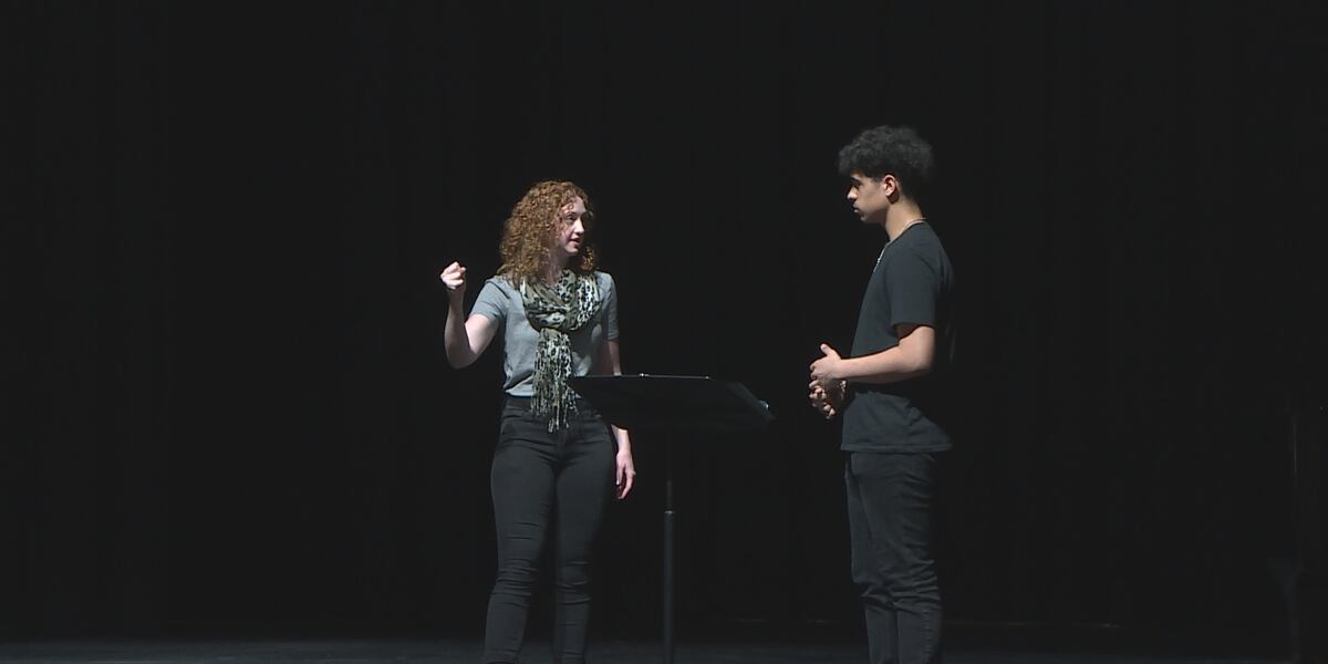 Kevin Rudzinski Broadway musician visits Rudder High School choir