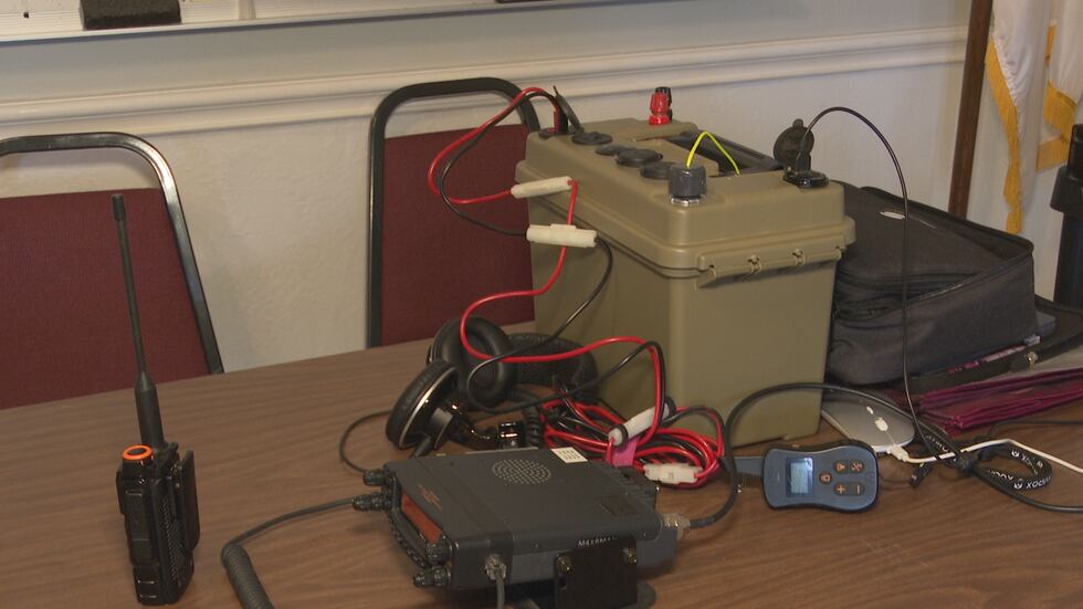 Un equipo de energía de batería utilizado para ayudar a las personas a comunicarse durante los desastres naturales.