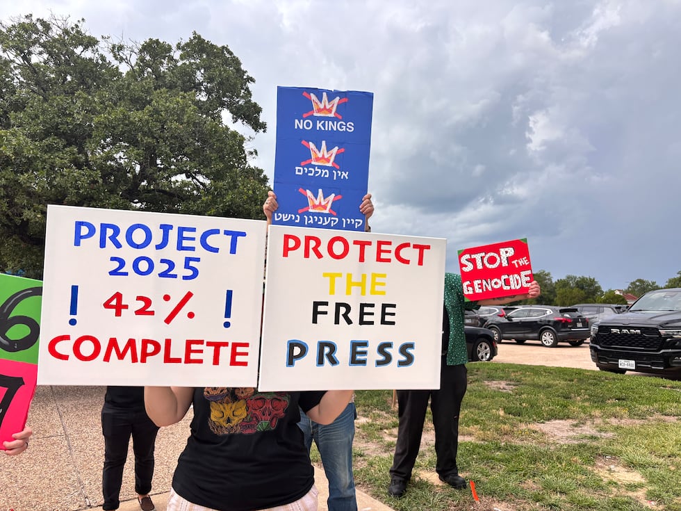 Mientras se desarrolla el gobernador Greg Abbott, un grupo de manifestantes se reunió para protestar contra los problemas sociales ...