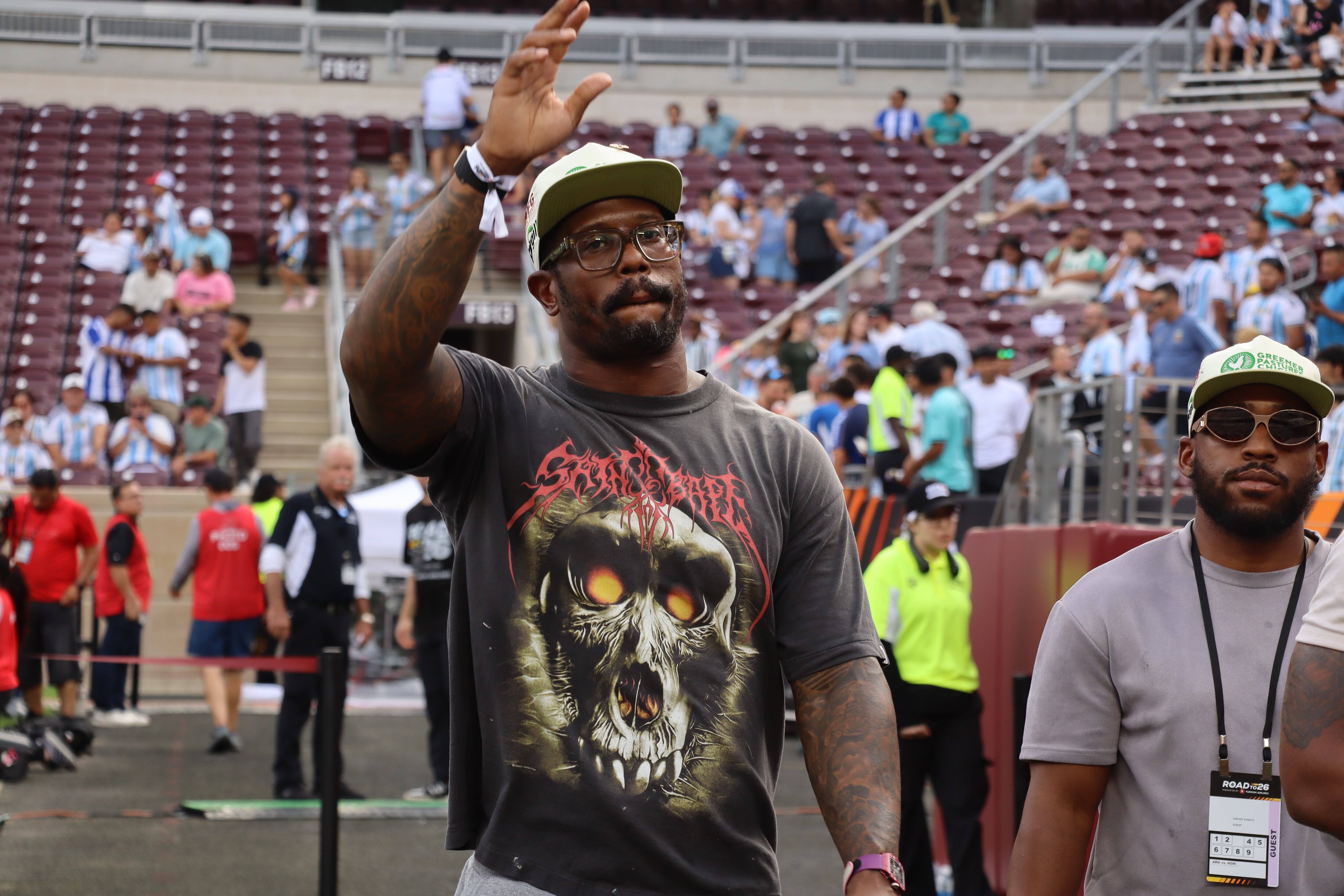 Former Texas A & M standout Von Miller to join Dallas Cowboys