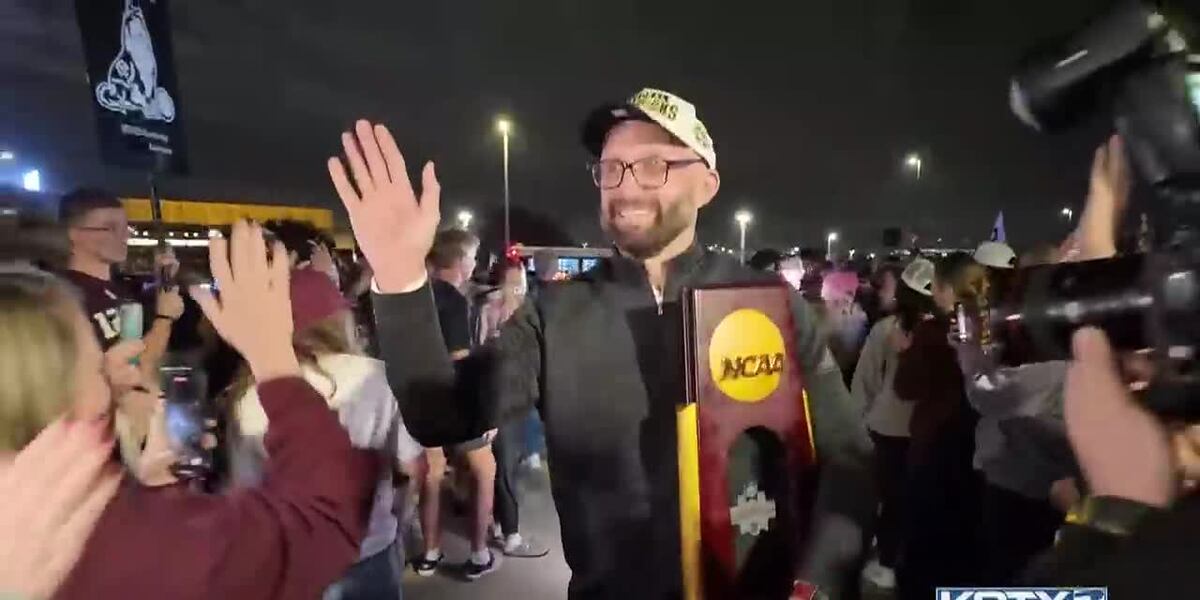 Dy Reed Texas A&M fans welcome Aggie volleyball team back to Reed Arena after ...